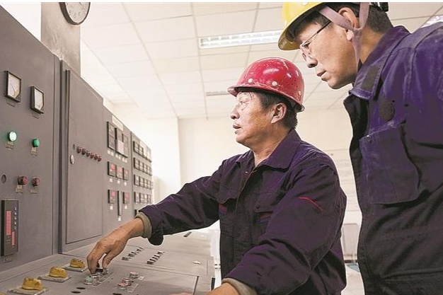 大连：热态试运行 锅炉“热身”忙(图1)