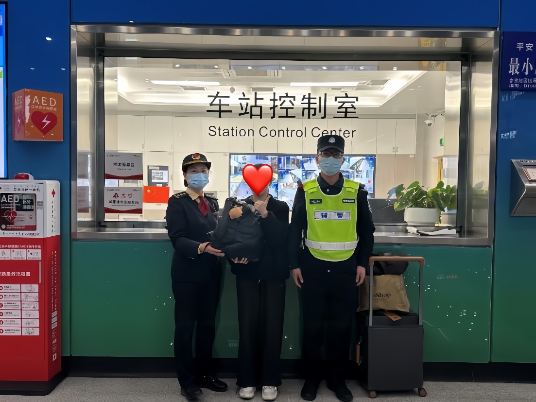 万元金项链玉手镯遗落车厢地铁站物归原主(图1)