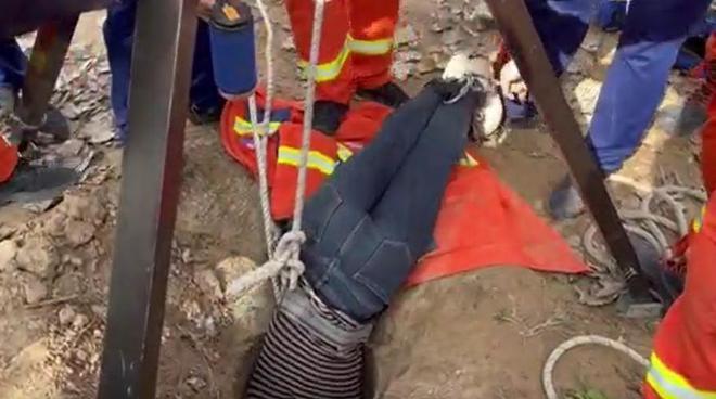 河南2岁男童坠入13米深井陌生女子主动请缨3次倒挂冒死相救(图1)