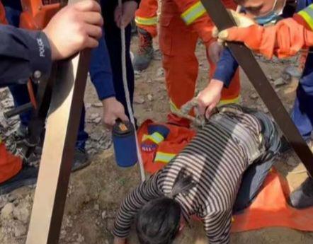 河南2岁男童坠入13米深井陌生女子主动请缨3次倒挂冒死相救(图16)